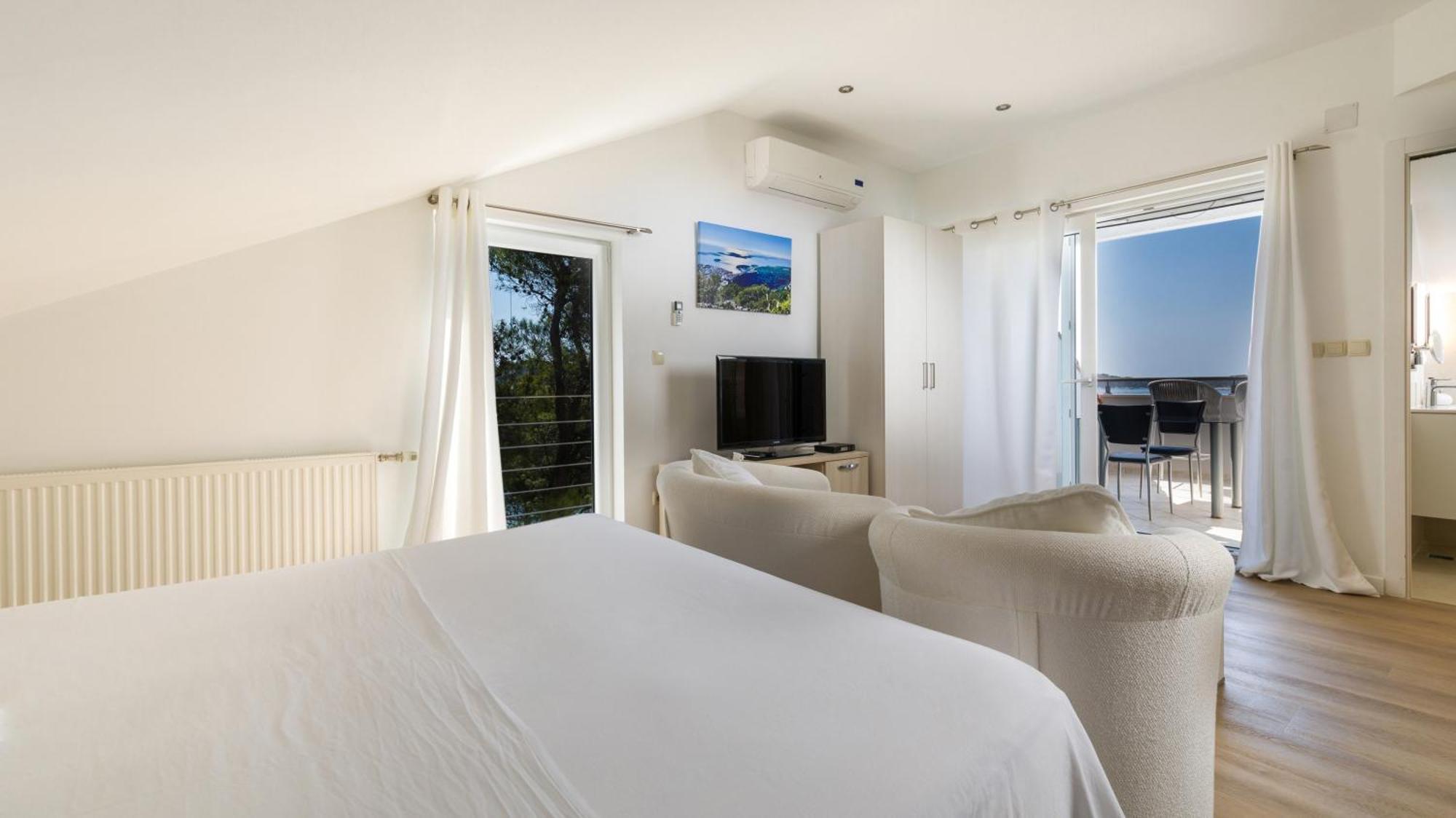 Villa Pakleni View Villa: Seafront Splendor With Infinity Pool