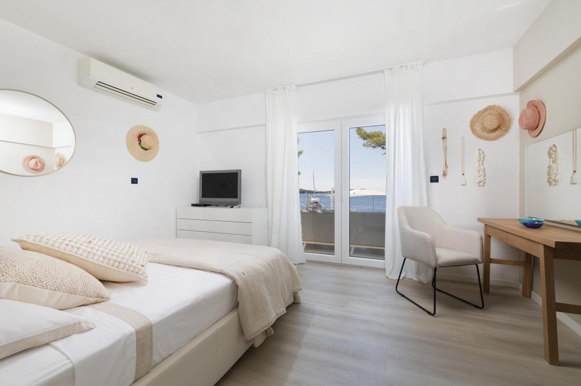 Pakleni View Villa: Seafront Splendor With Infinity Pool *