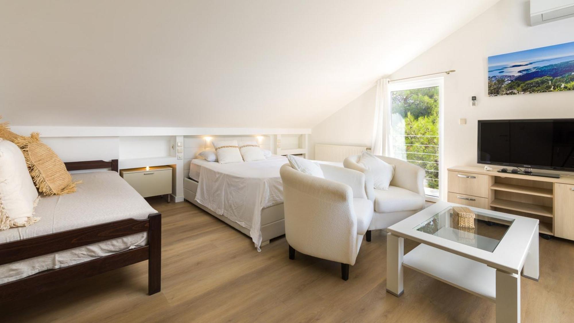 Villa Pakleni View Villa: Seafront Splendor With Infinity Pool *