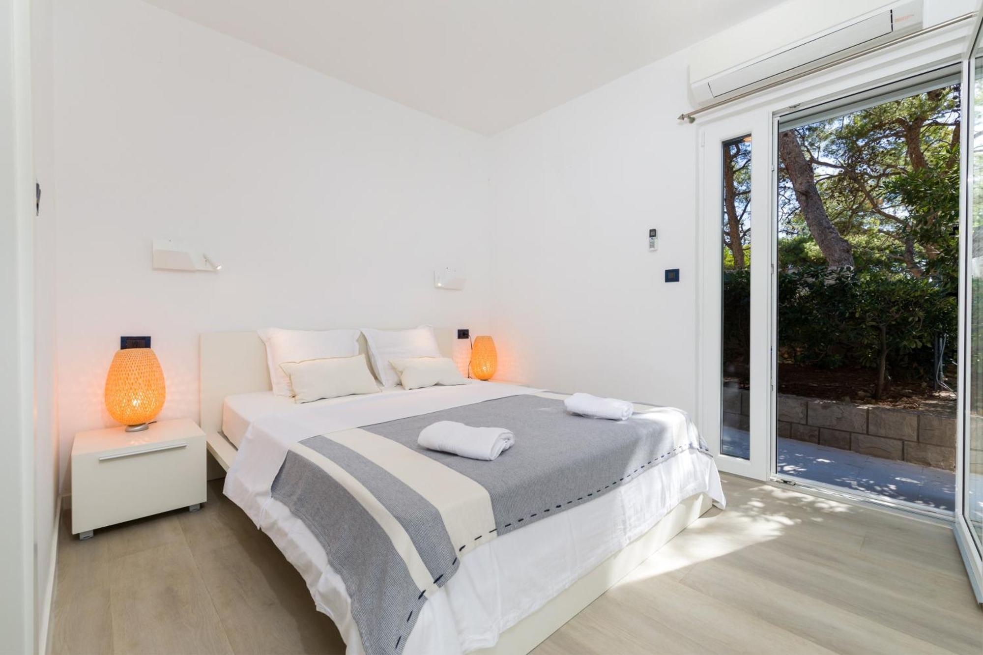 Pakleni View Villa: Seafront Splendor With Infinity Pool Villa *