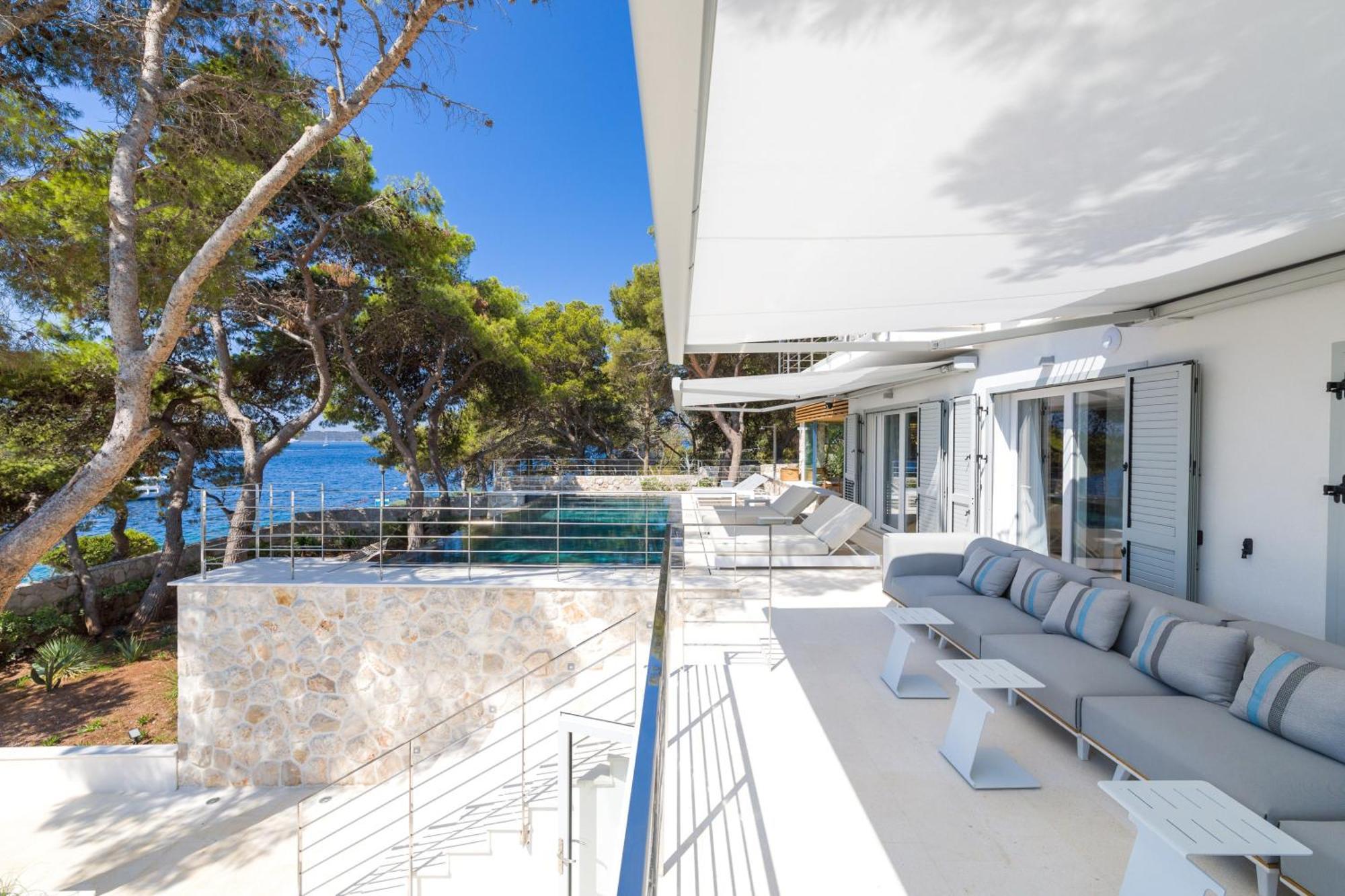 Pakleni View Villa: Seafront Splendor With Infinity Pool
