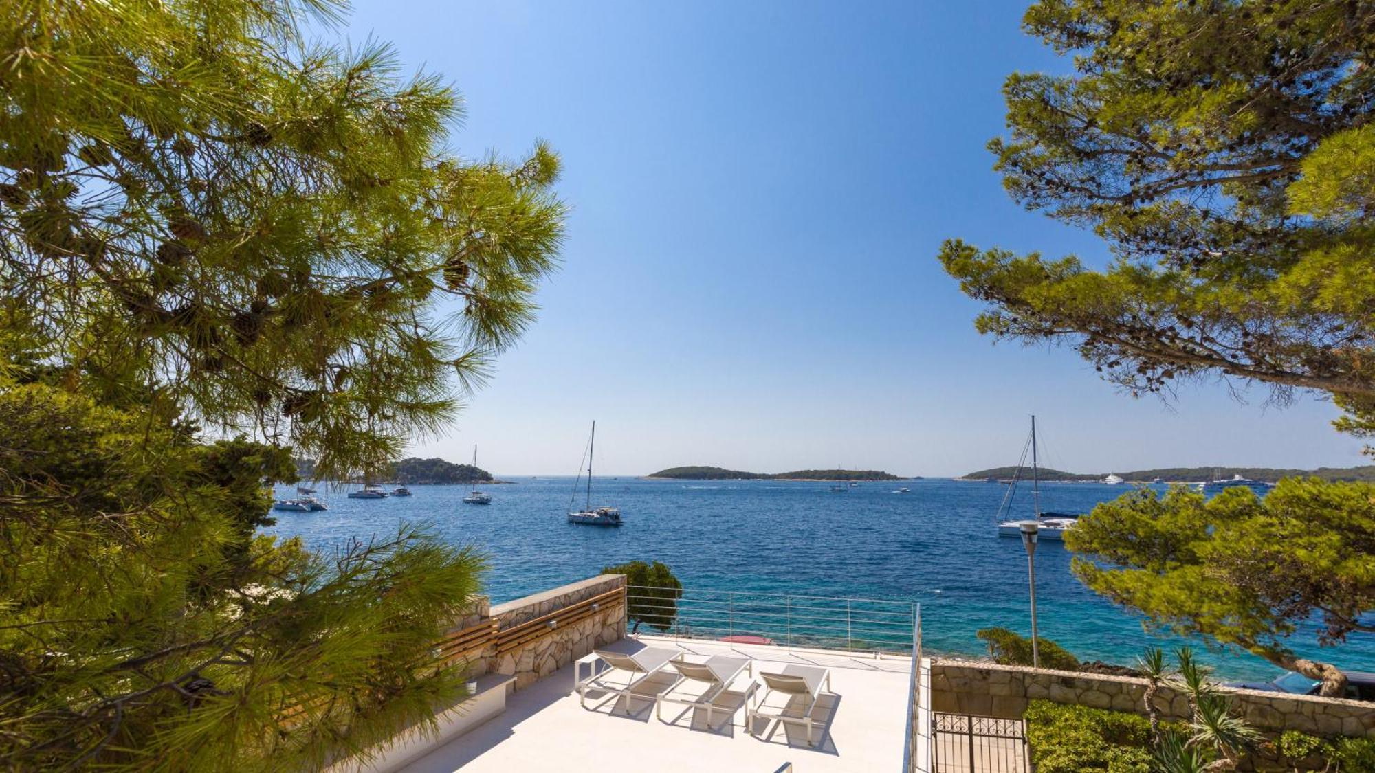 Pakleni View Villa: Seafront Splendor With Infinity Pool *