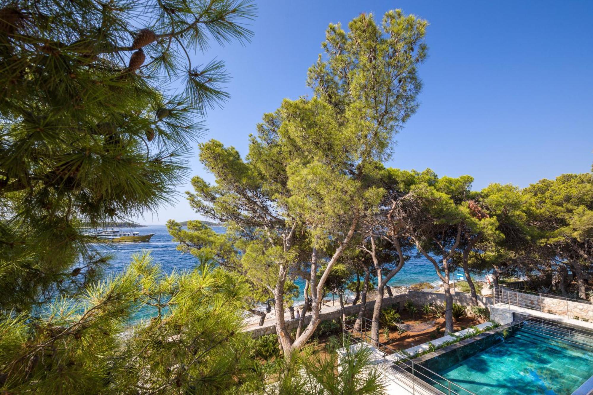Pakleni View Villa: Seafront Splendor With Infinity Pool *