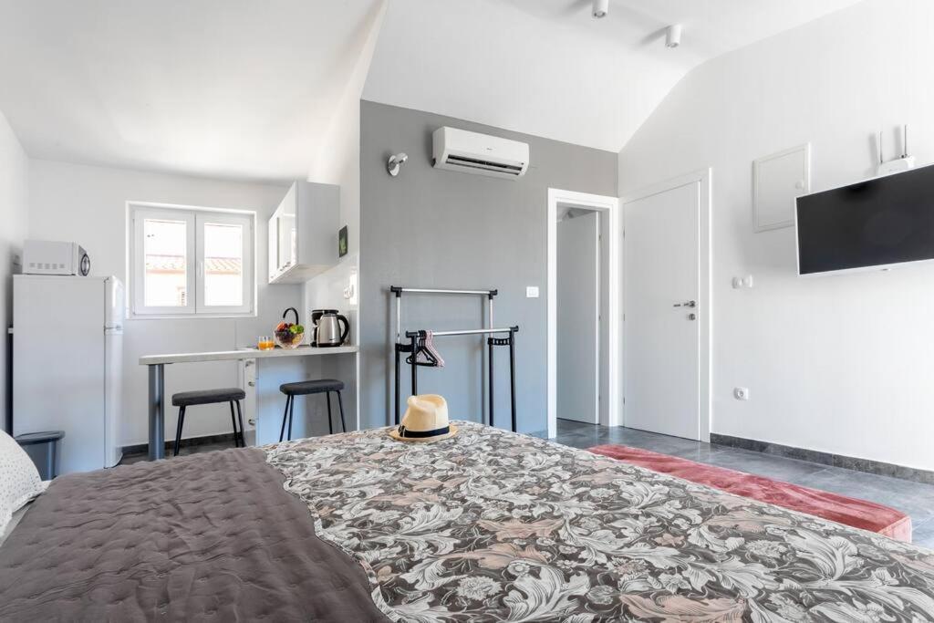 Old Town Oasis Apartment