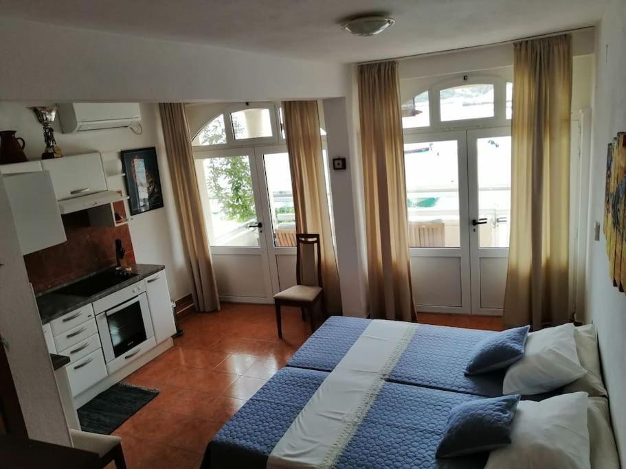 Milna, Hvar Buratovic *