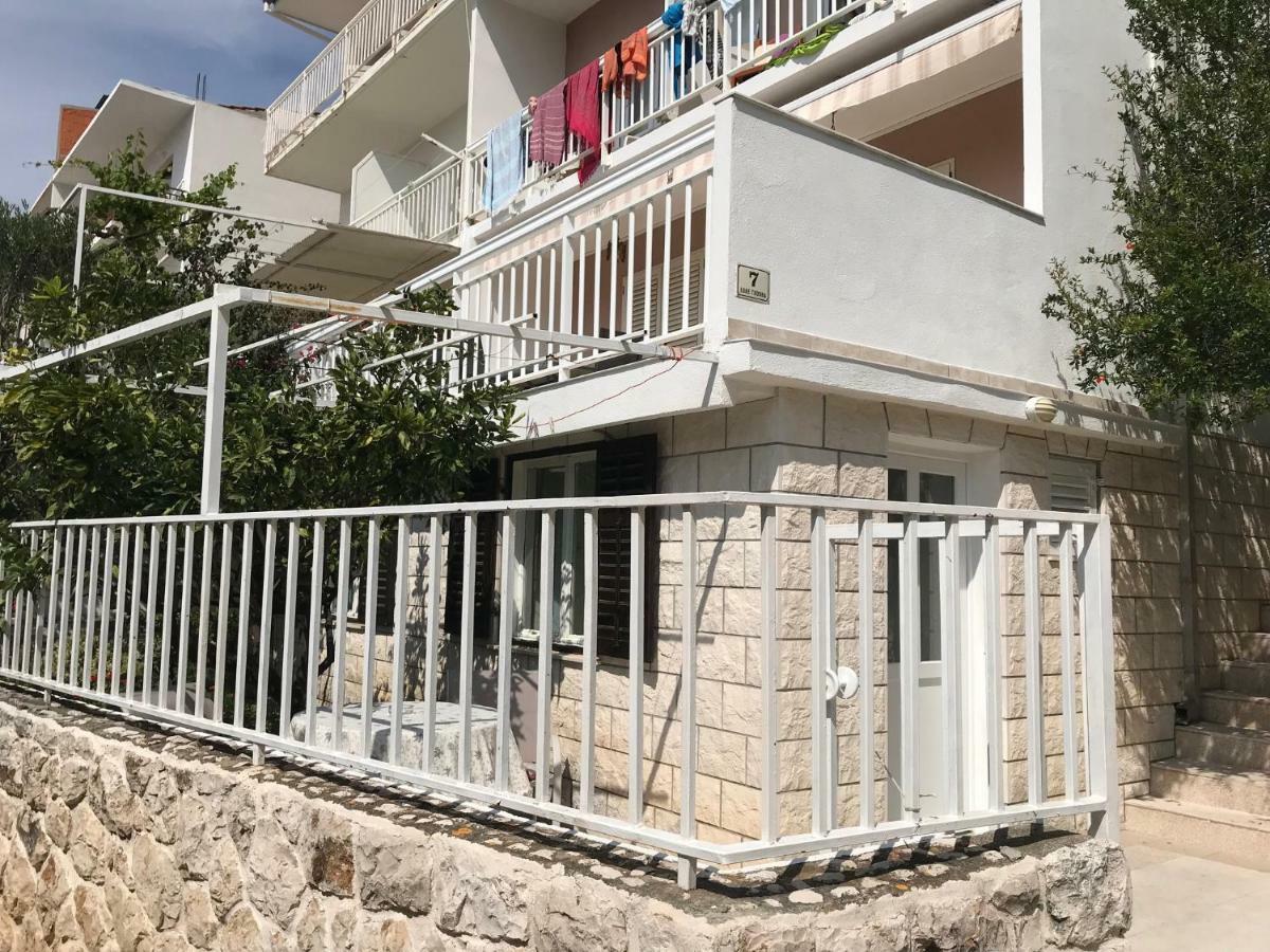Ana Hvar