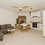 Robinson House T\'N\'T