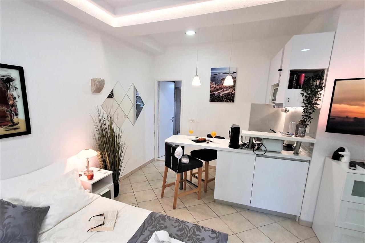 Luxor Hvar - Main Square Apartment *