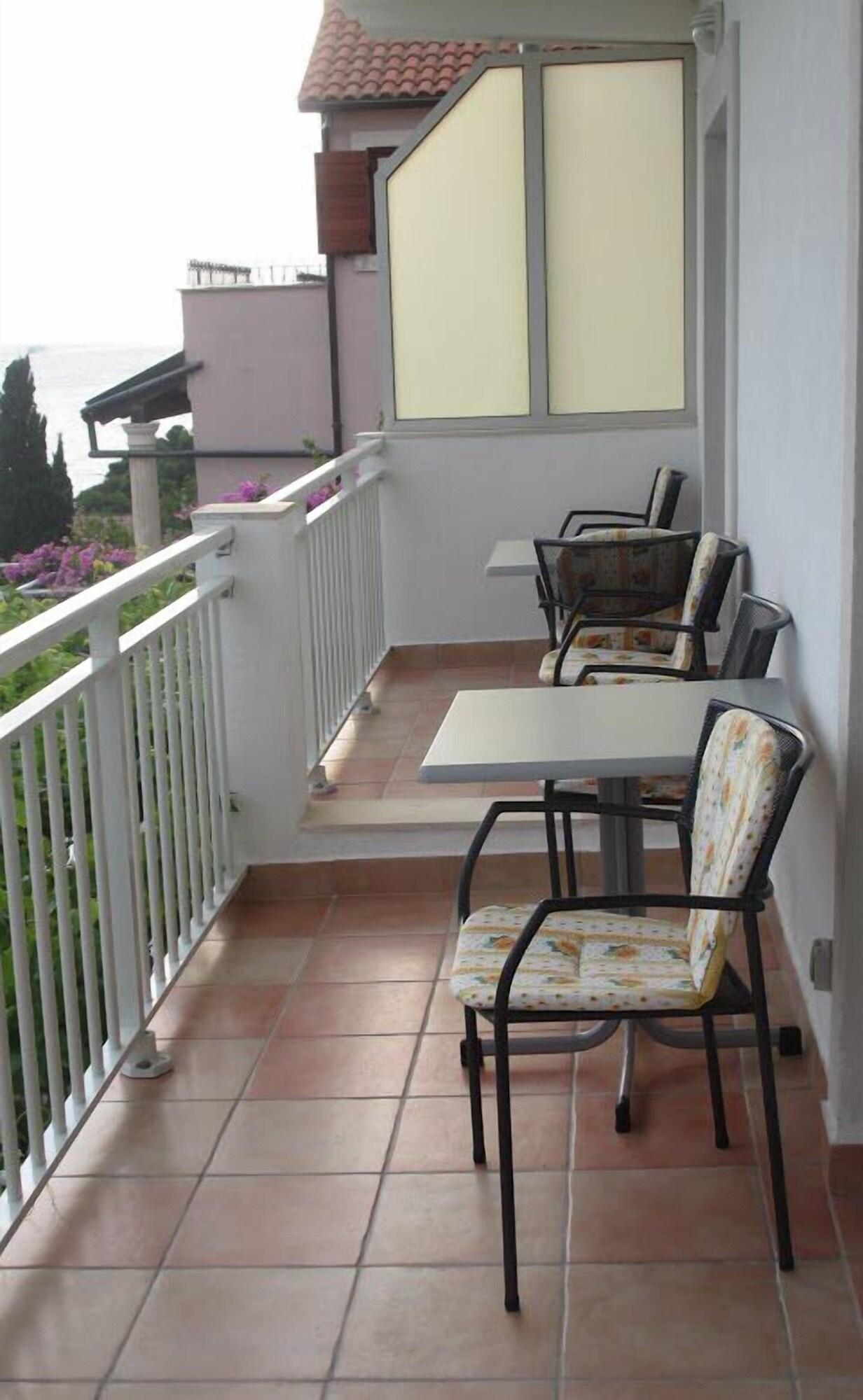 J & B Holiday House Apartment *