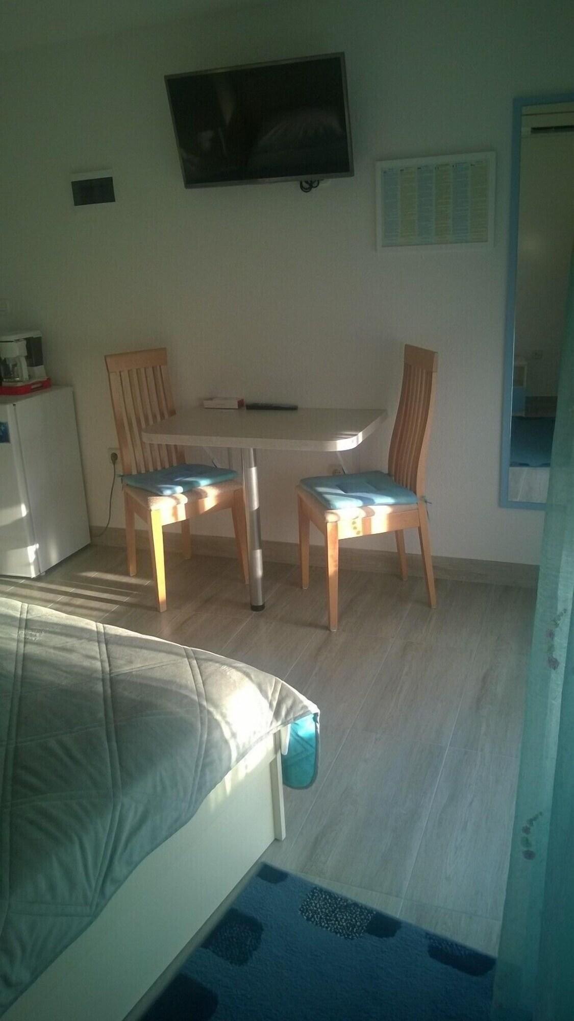 J & B Holiday House Apartment *