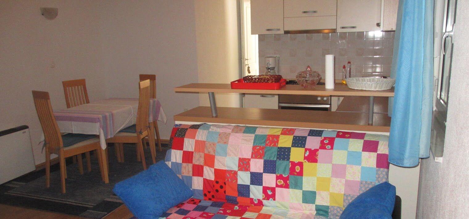 J & B Holiday House *