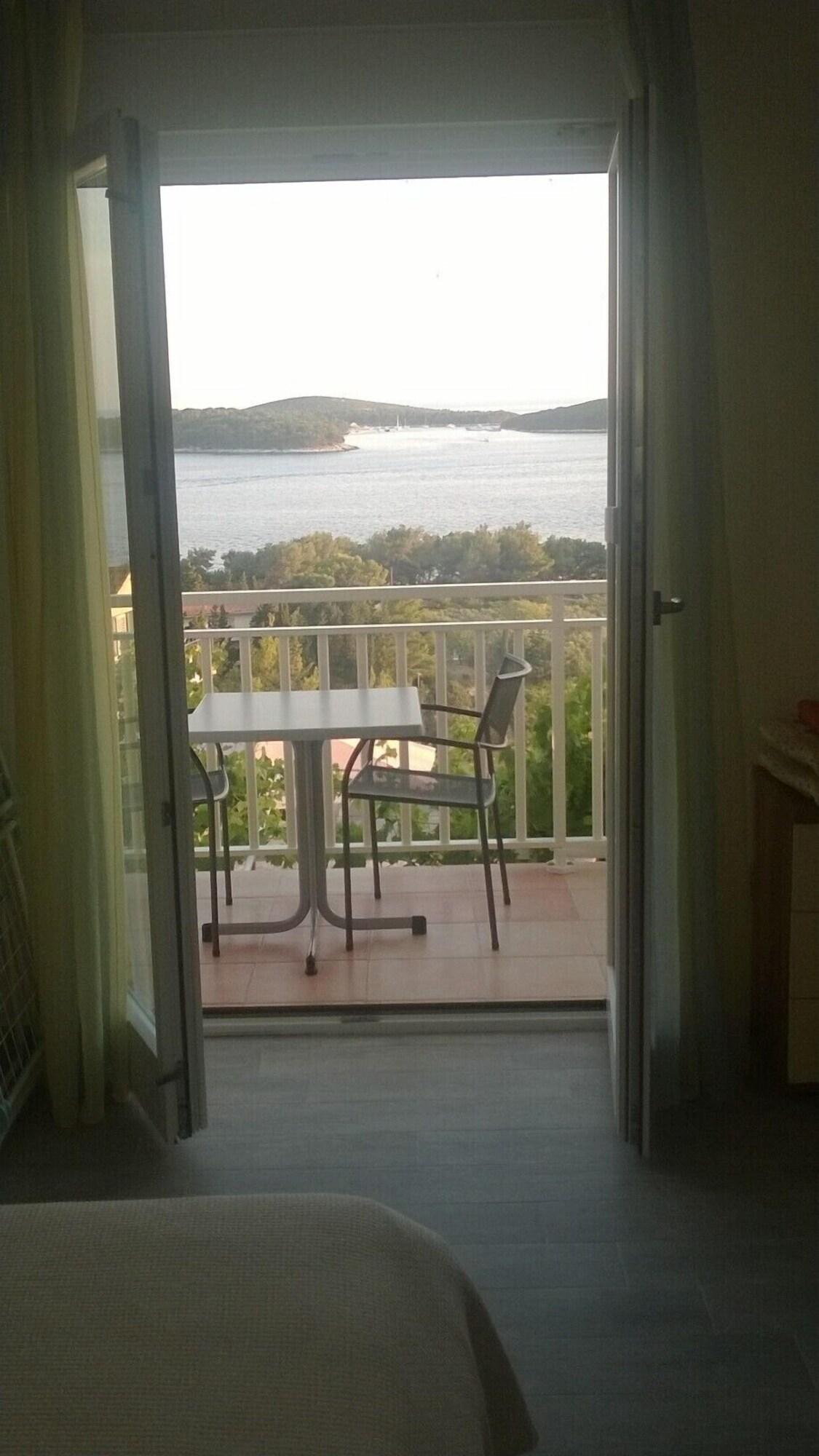 J & B Holiday House *
