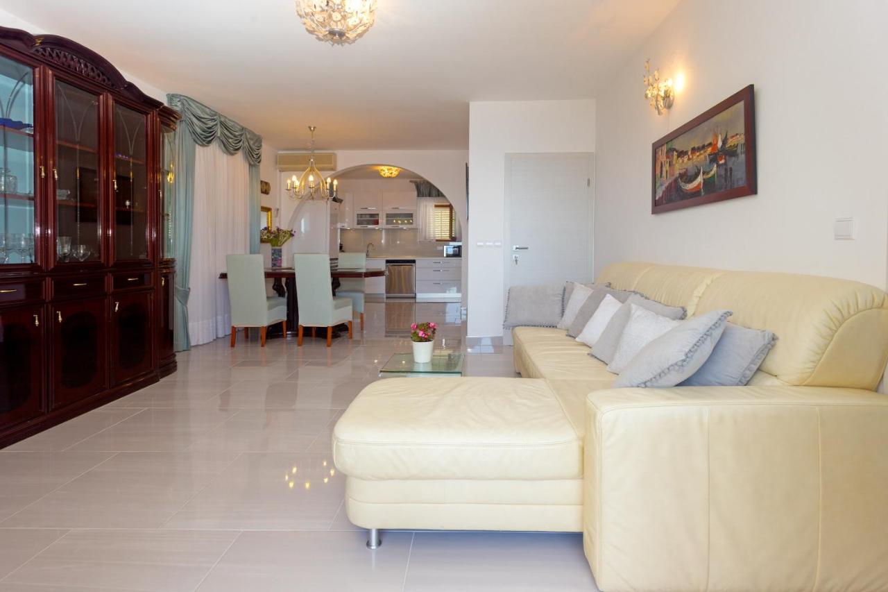 Antonia's Place By Kristonia Apartment
