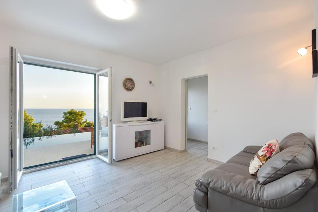 4 Bedrooms Hvar Located 100m From The Sea And 1,5 Km From Hvar Old Town Villa Hvar Town