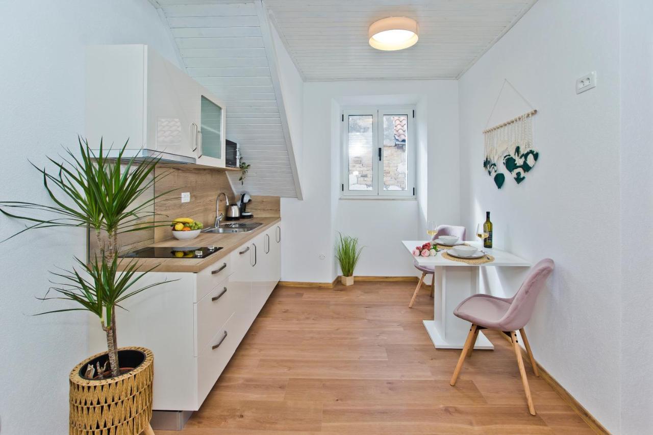 *beautiful, Centrally Located Apartment*