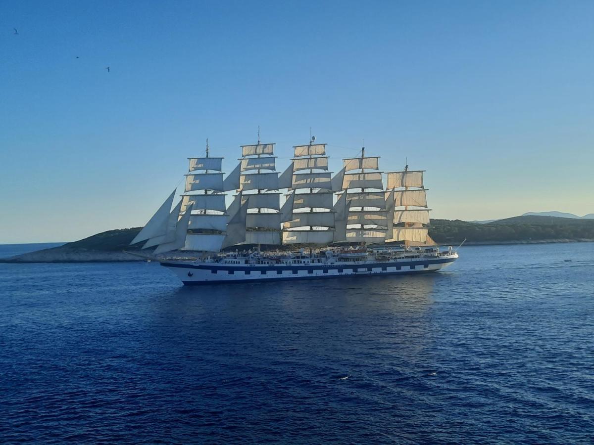 Porthos * Hvar Town