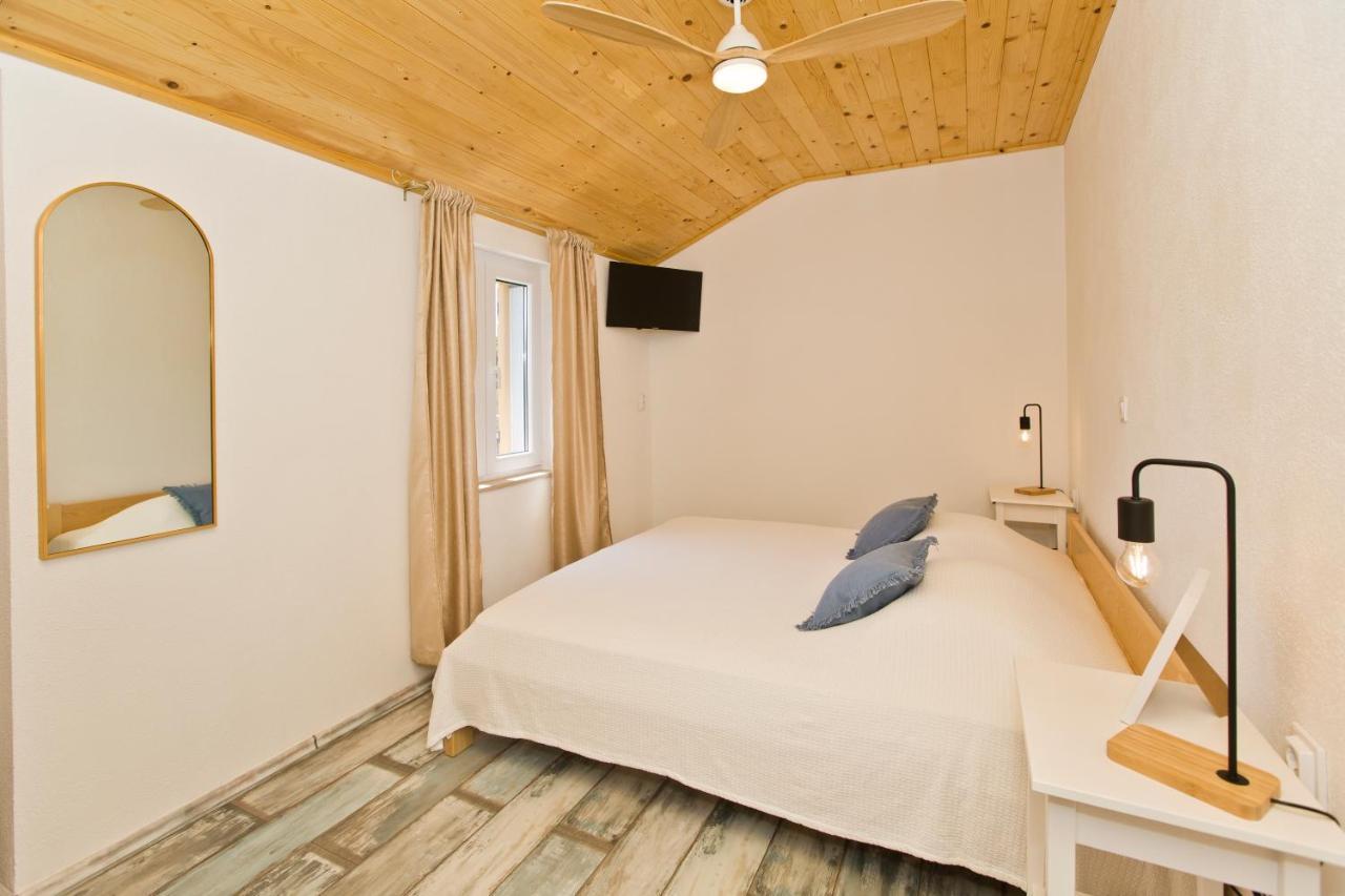 Robinson House T'n't * Hvar Town