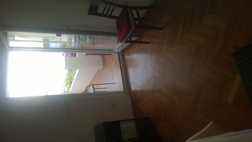 J & B Holiday House Apartment *