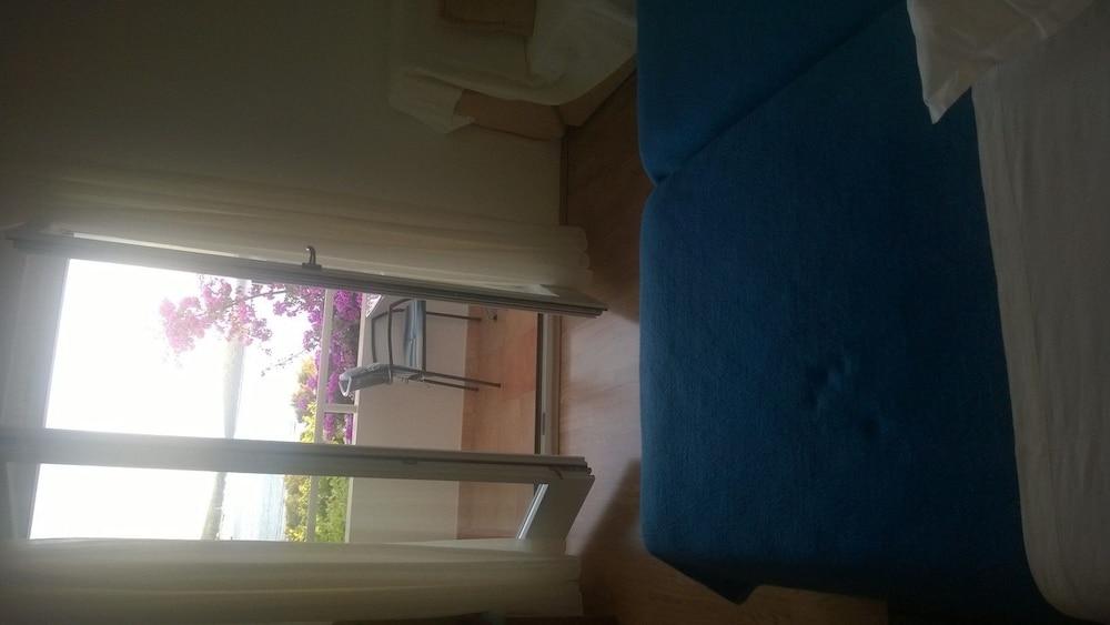 J & B Holiday House Apartment