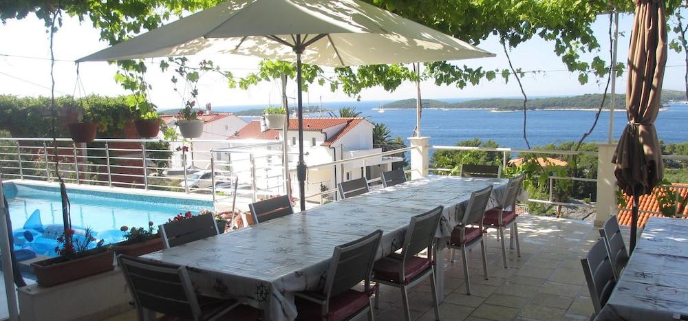 J & B Holiday House Apartment *