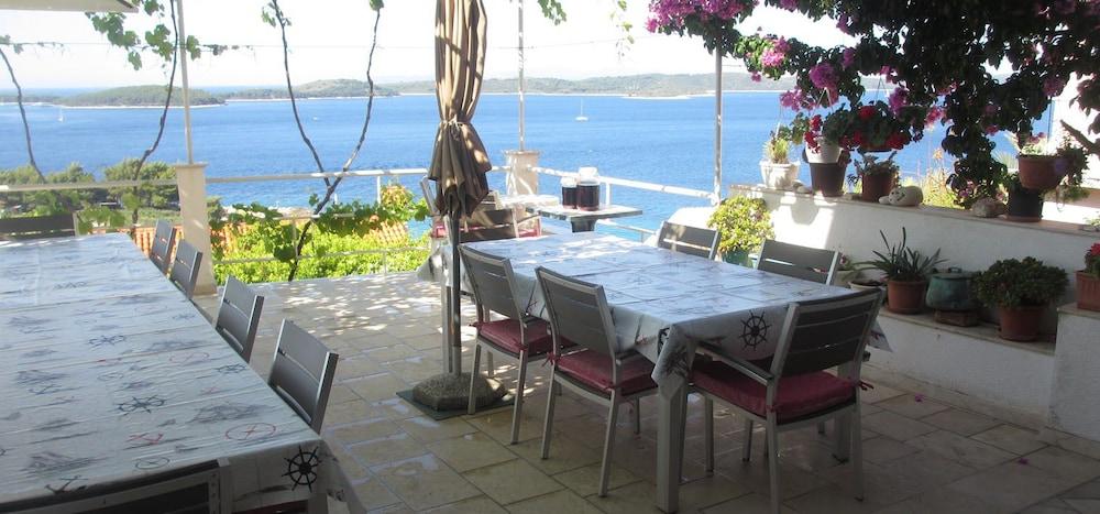 J & B Holiday House Apartment *