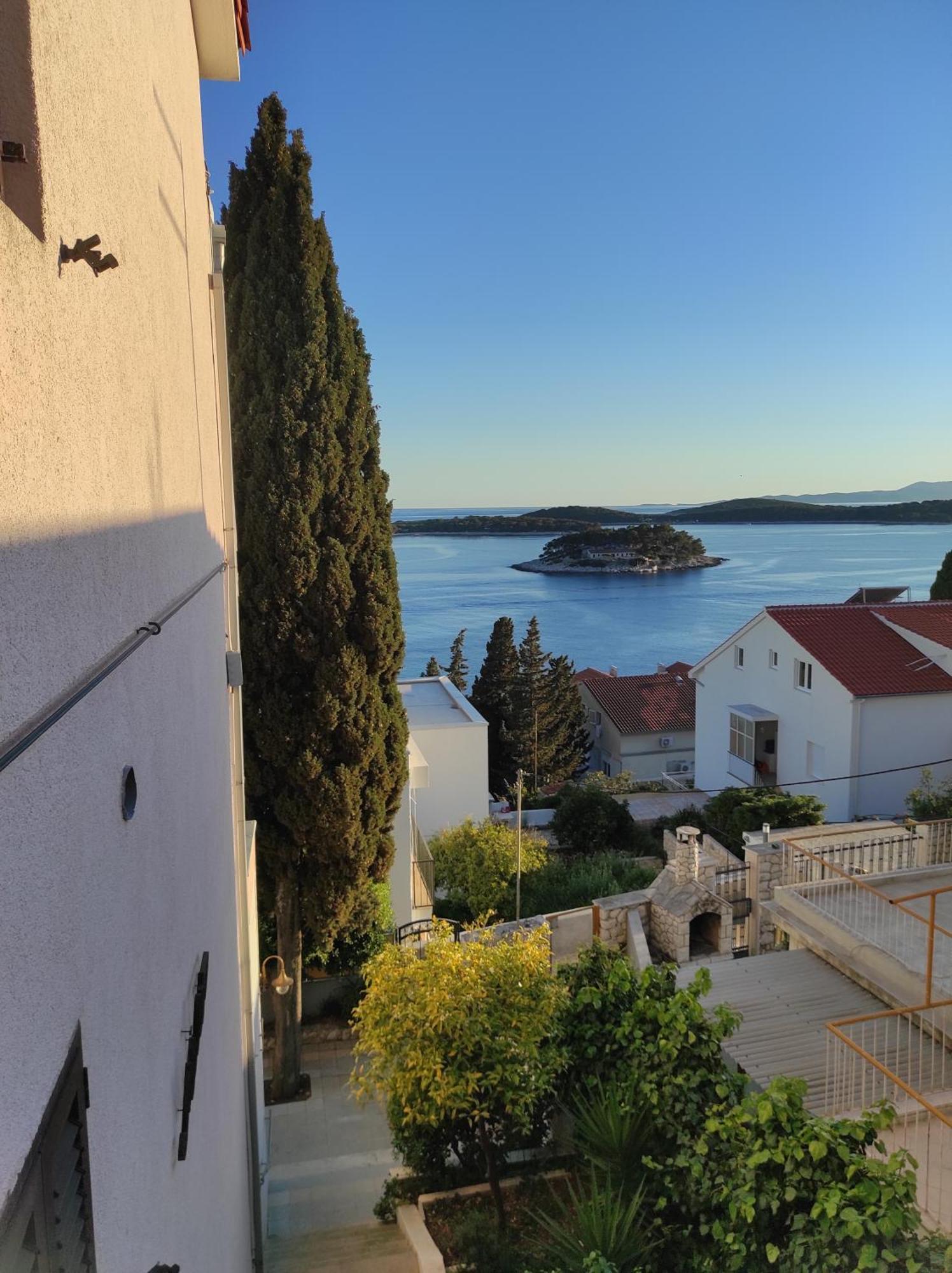 Milton Hvar