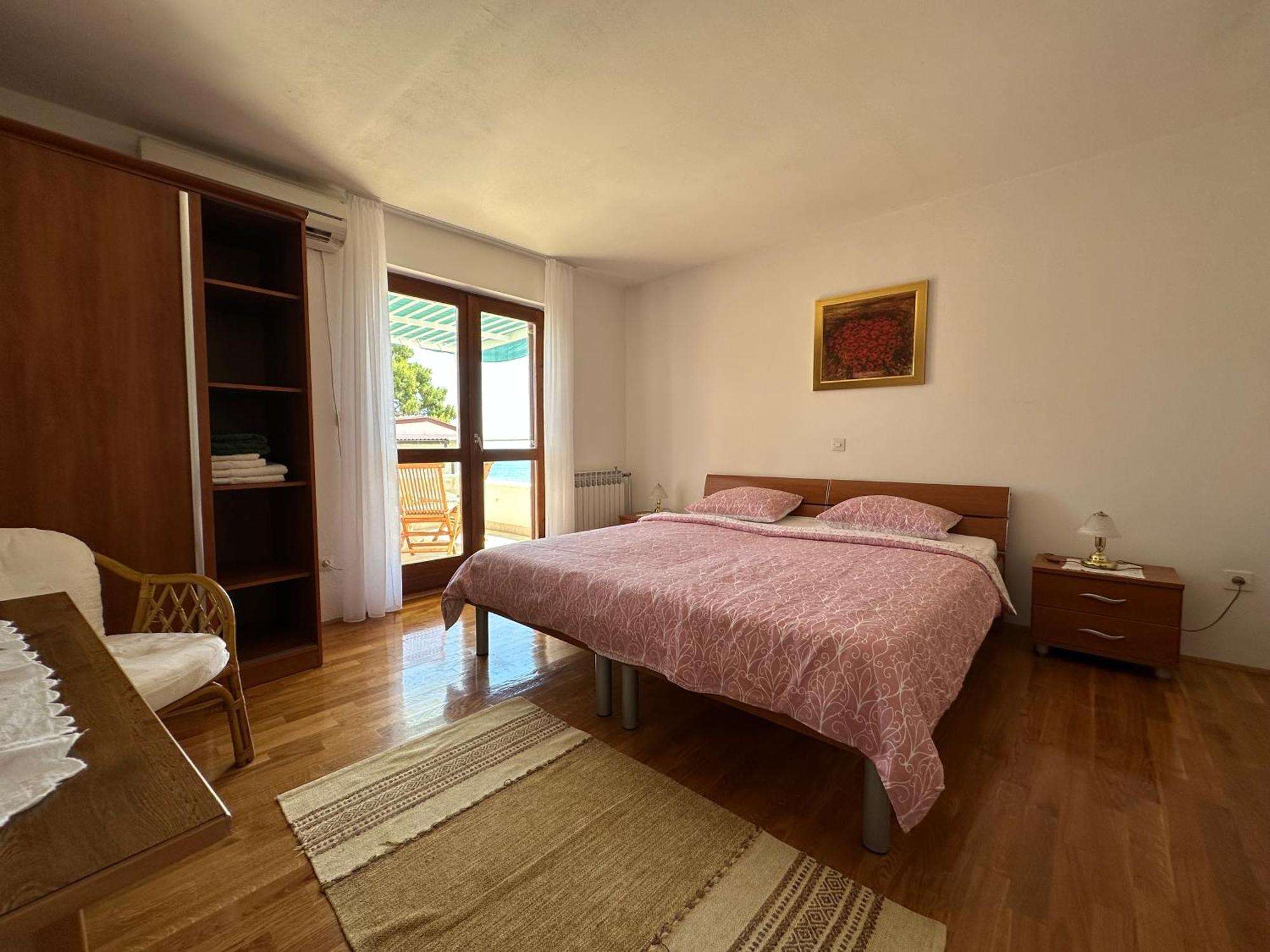 Porthos Apartment *