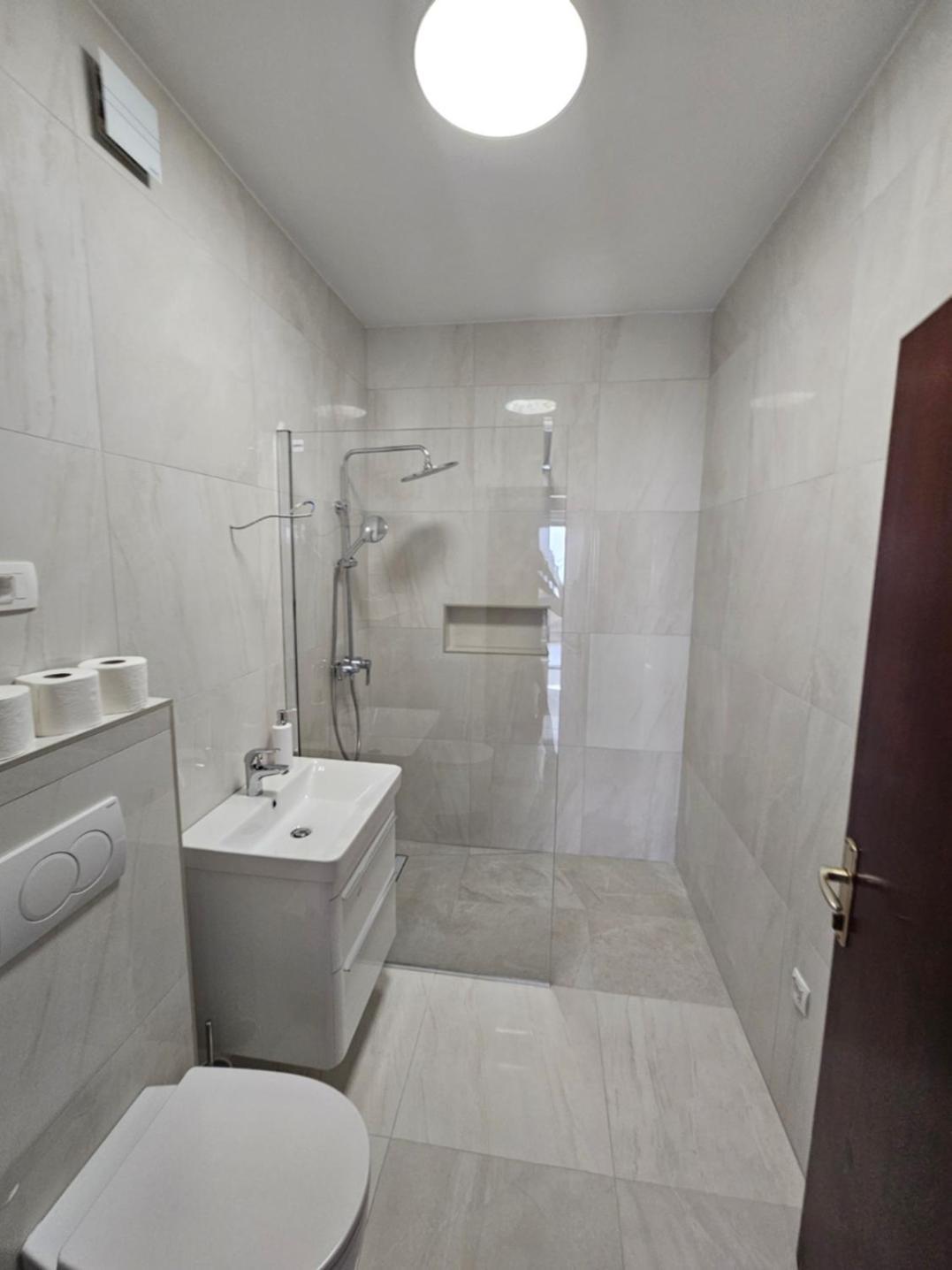 Luka's & Albergue *