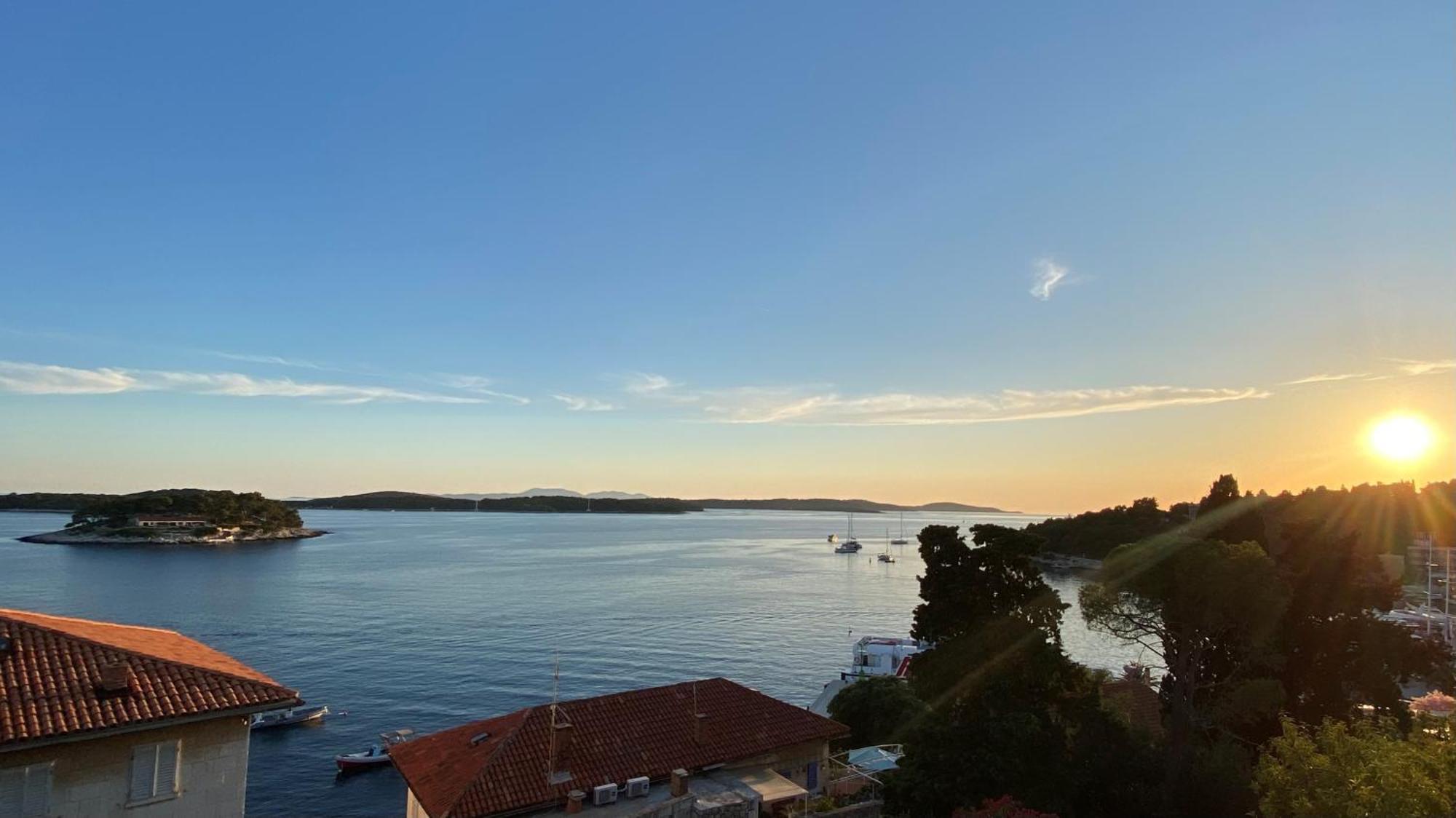 Up&above ,new Luxury Apt, Steps From And Old Town Hvar Town