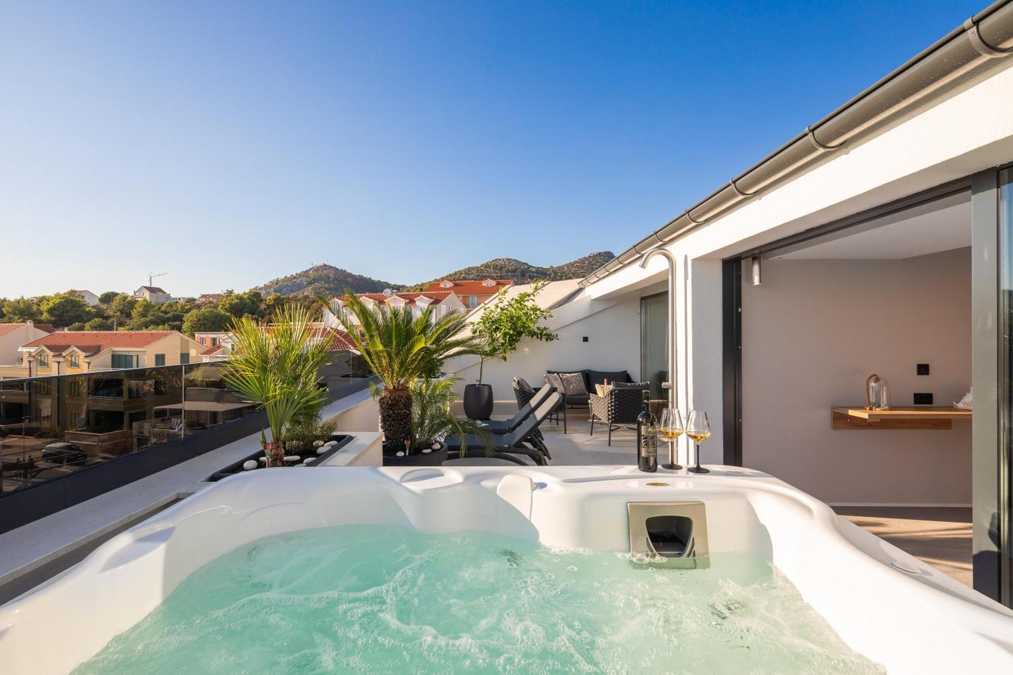 Luxury Penthouse Hvar With Jacuzzi & Sea View *