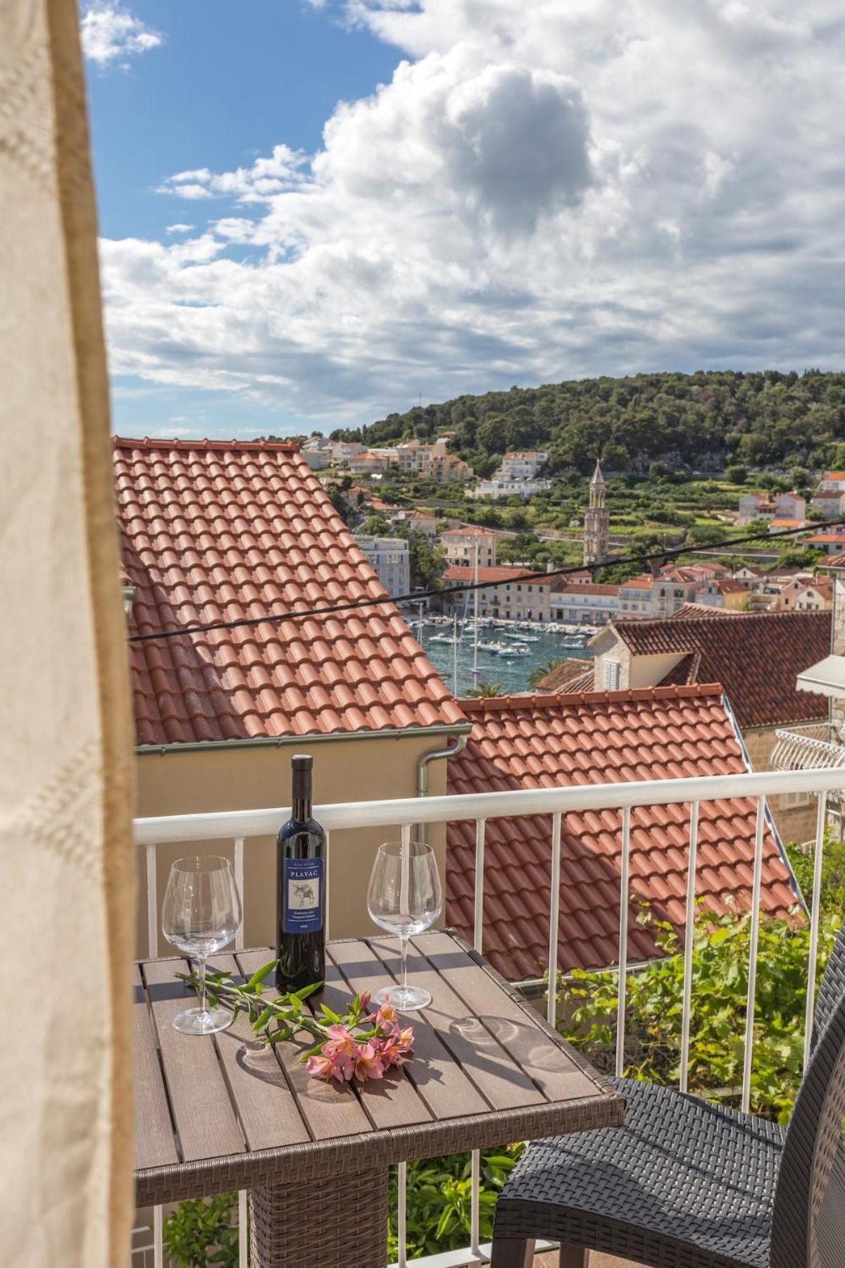 Ana Hvar Town