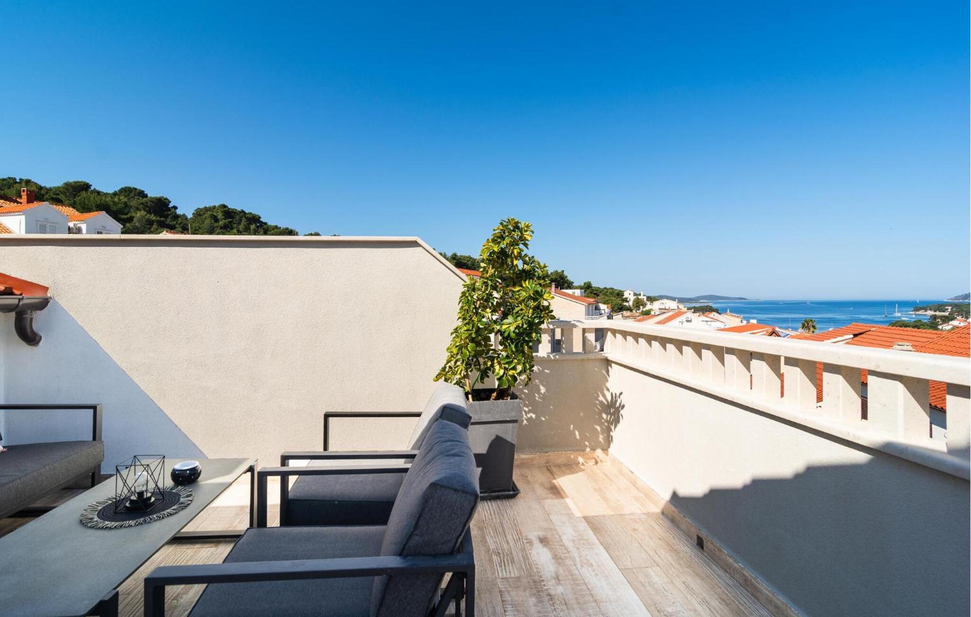 Apartment 2 Bedroom Lovely In Hvar
