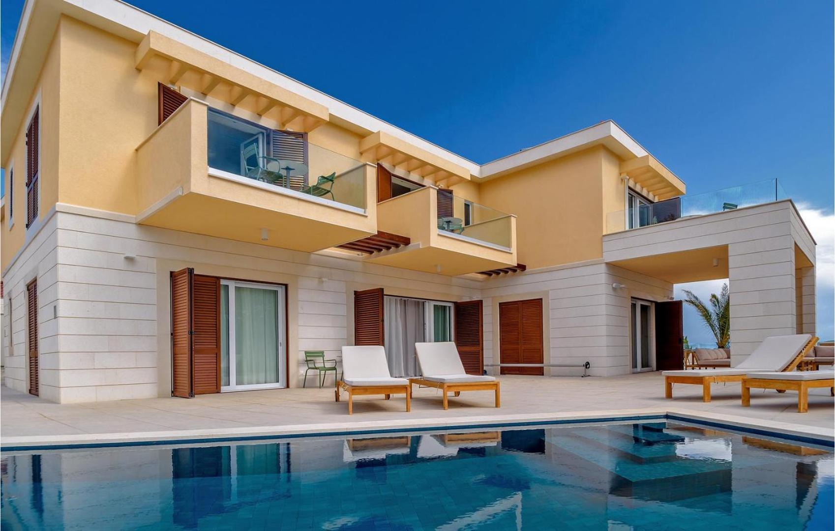 Crystalsea 1 & 2 Infinity Heatedpool Seaview