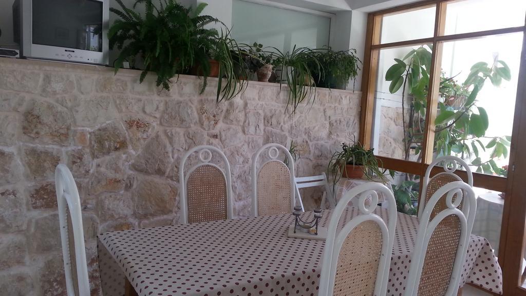 Ana Hvar *