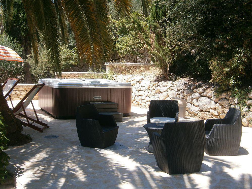 Moeesy, Blue & Oasis Hotel