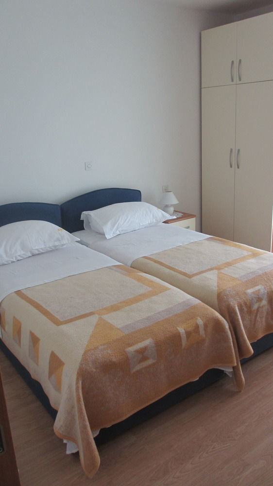 J & B Holiday House Apartment *