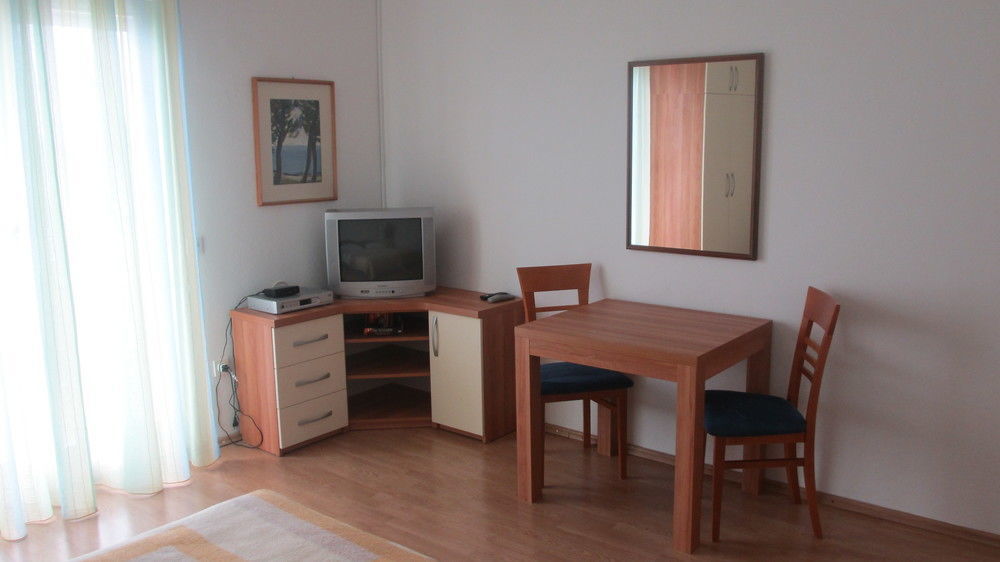 J & B Holiday House *