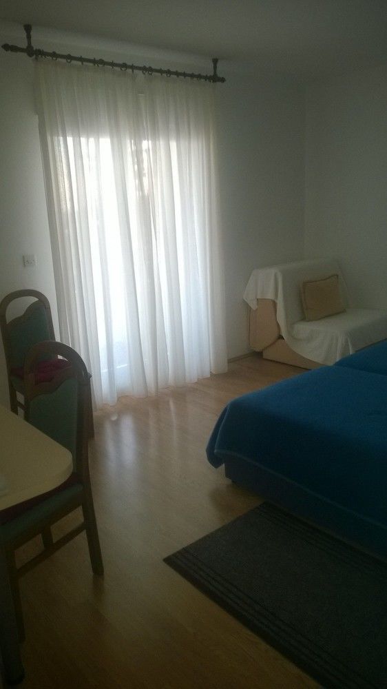 J & B Holiday House *