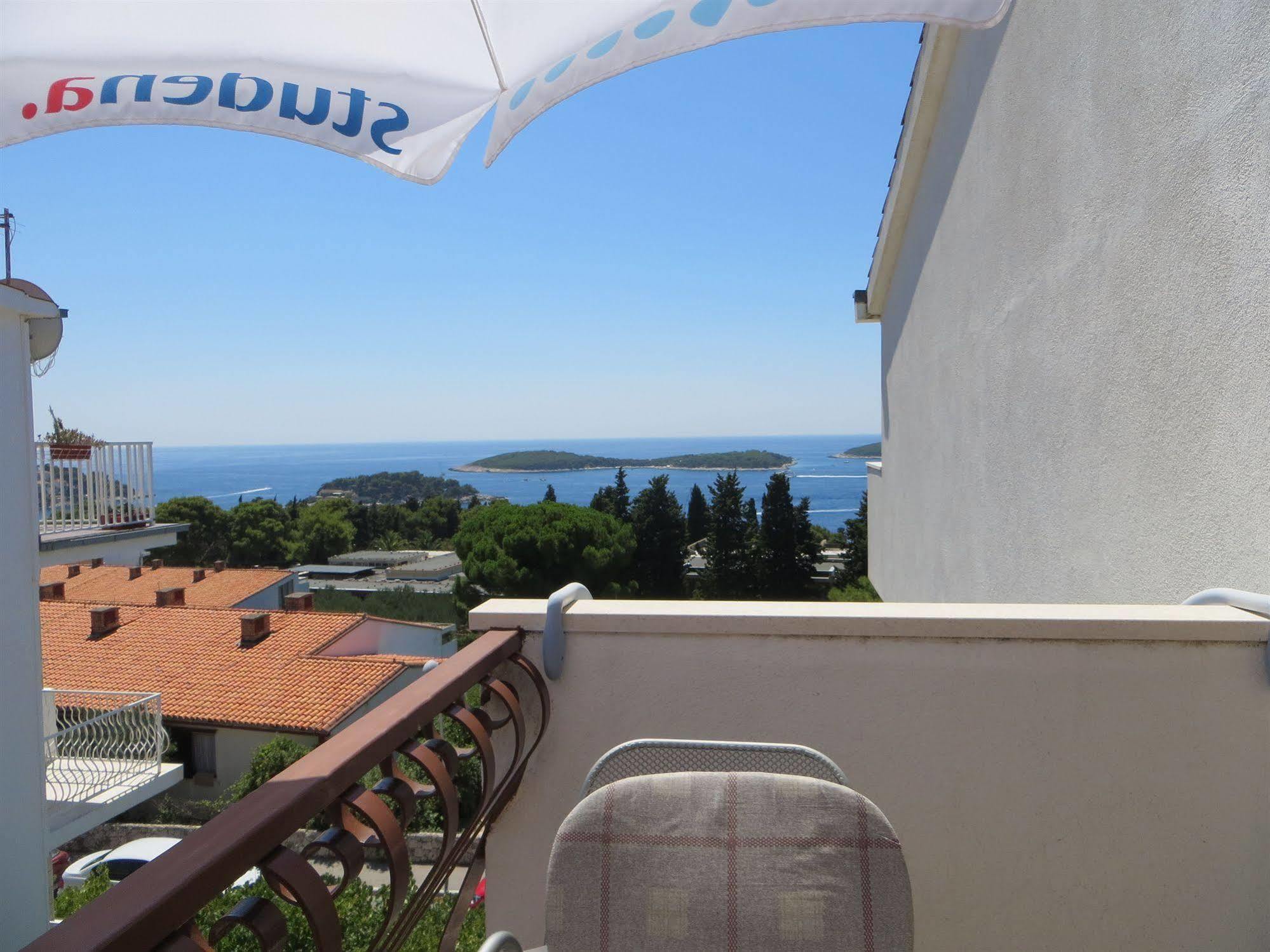 Apartment And Rogosic Hvar Town