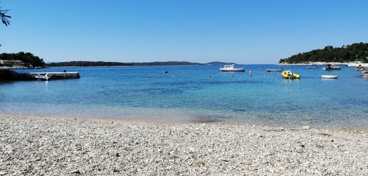 Dirk Hvar Town