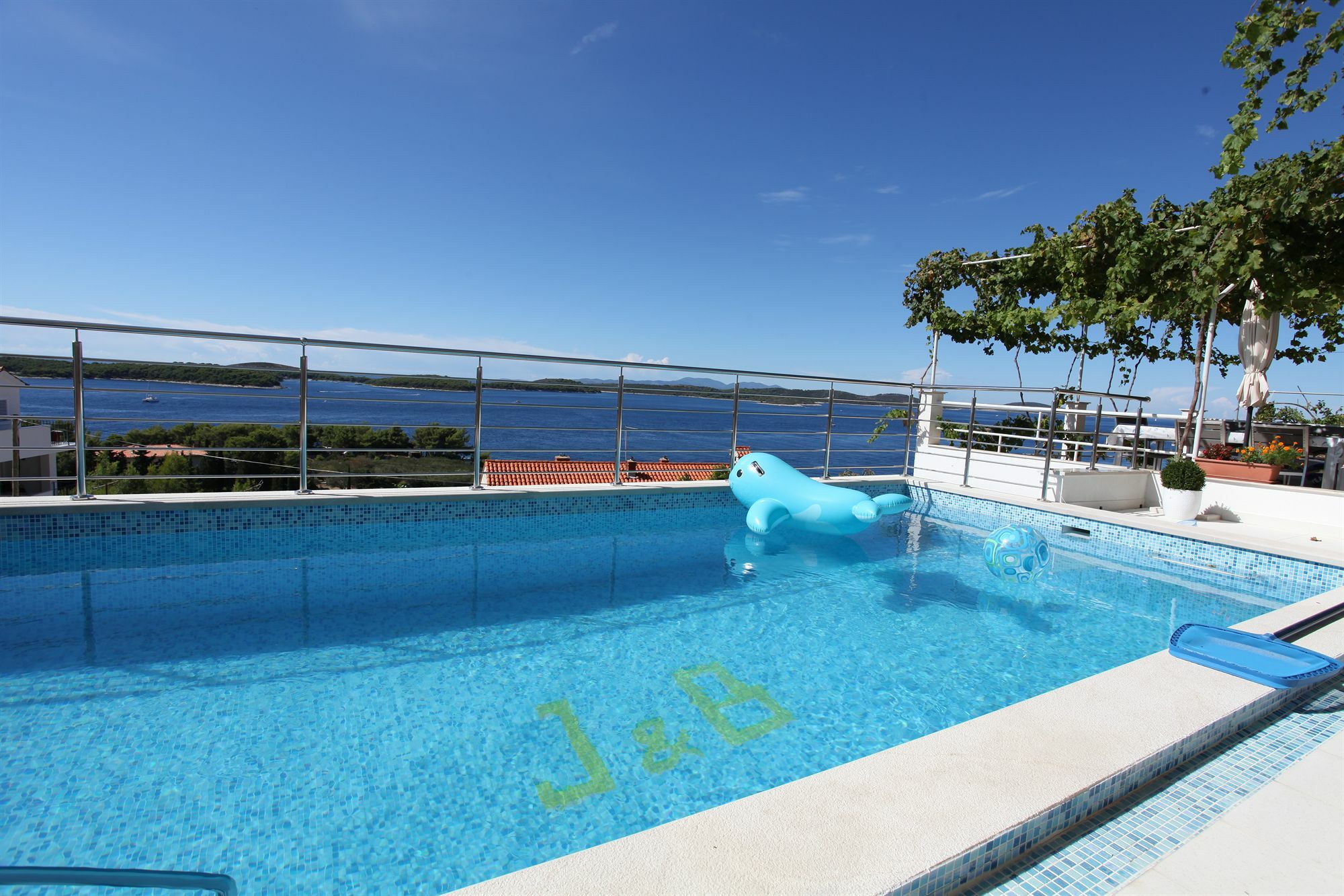 J & B Holiday House Apartment