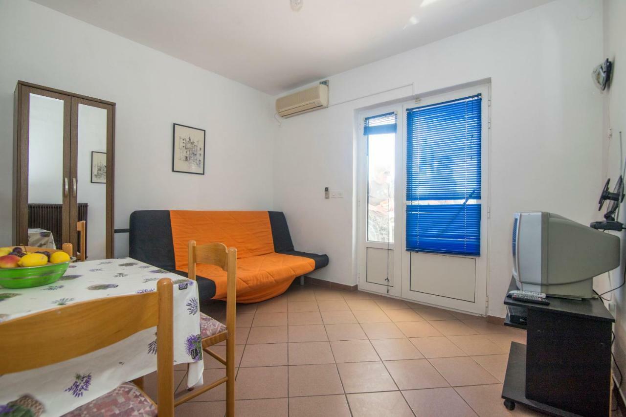 Apartment And Nikol *