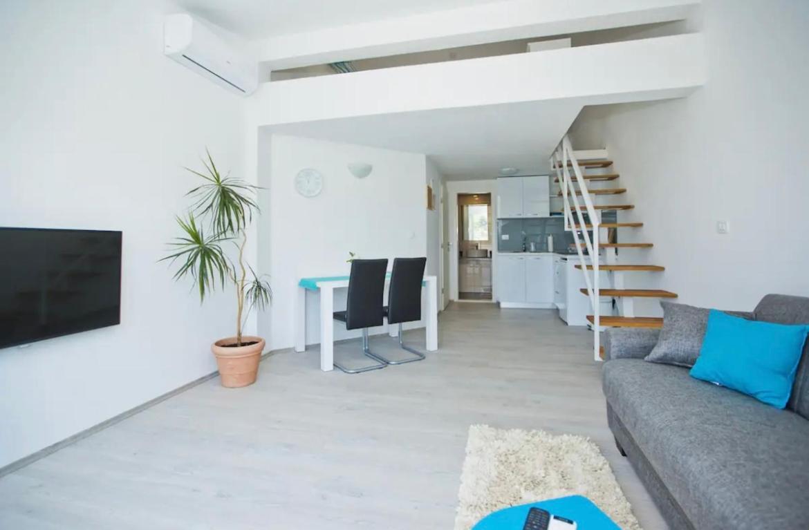 Apartment Juric 2 *
