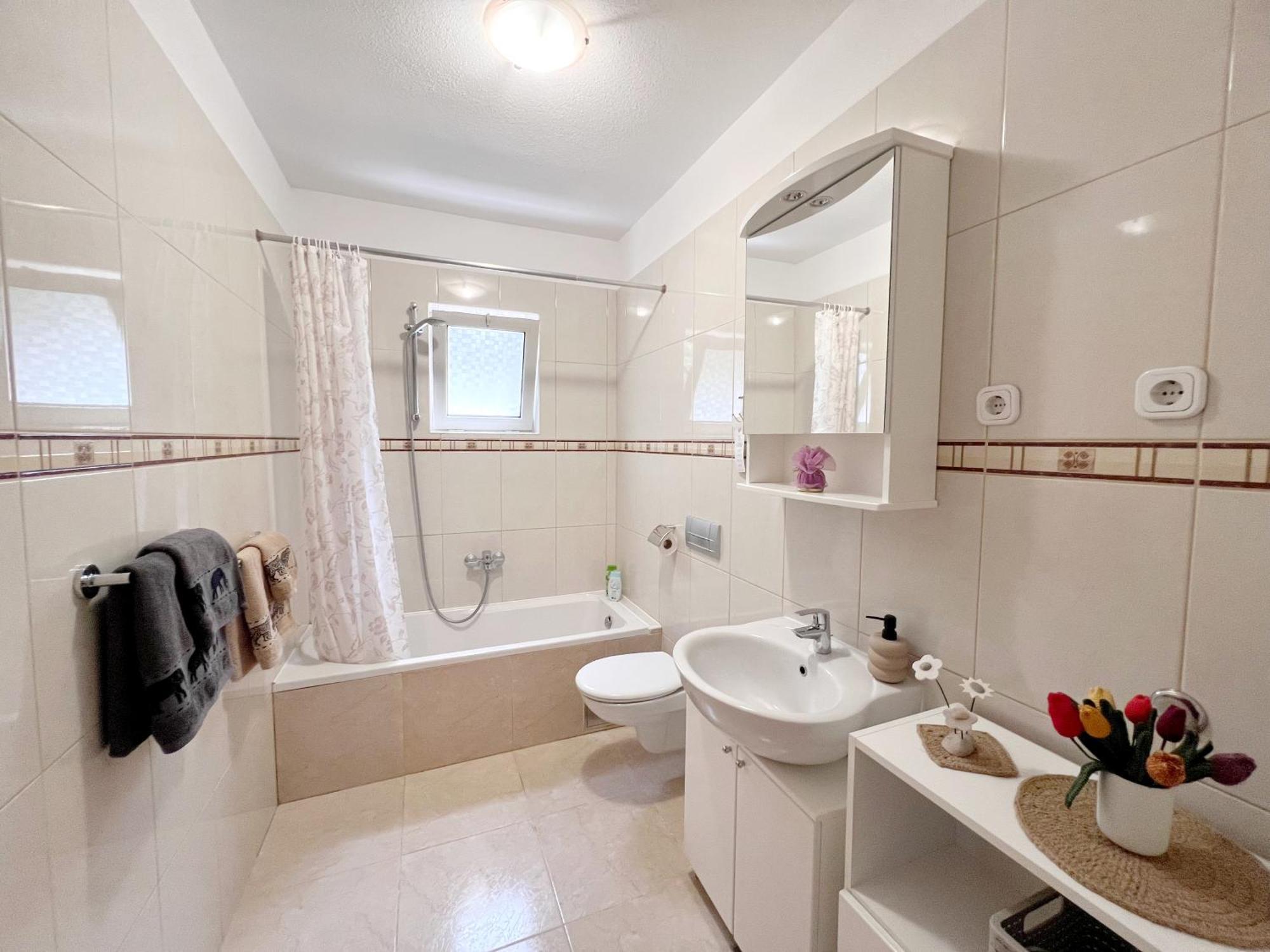 Tai - Spacious And Comfy With Private Terrace Hvar Town
