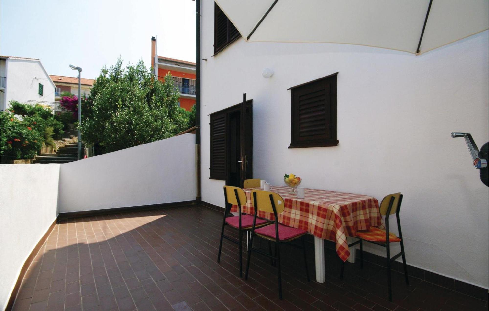 Apartment Awesome In Hvar With Wifi *