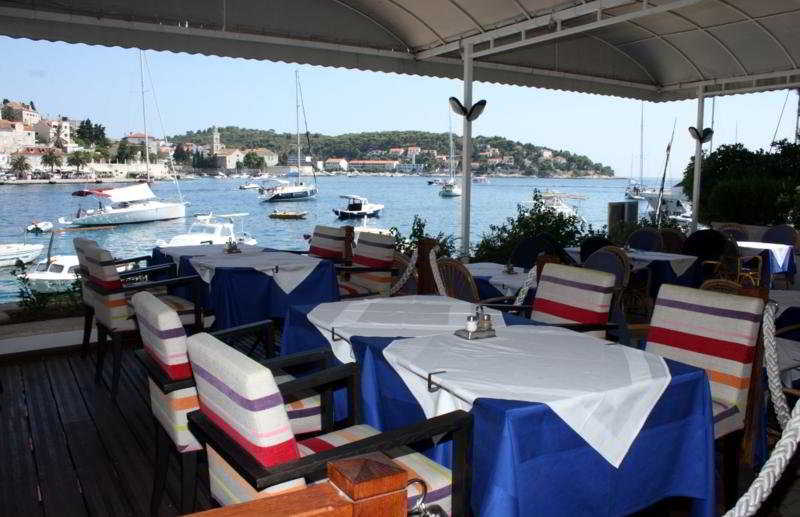 Delfin Hvar