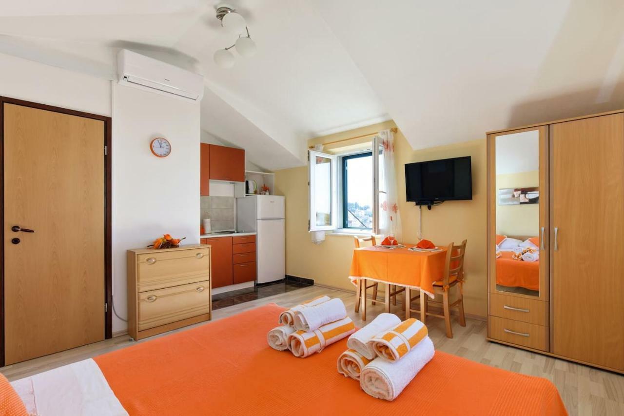 Orange Eni Apartment