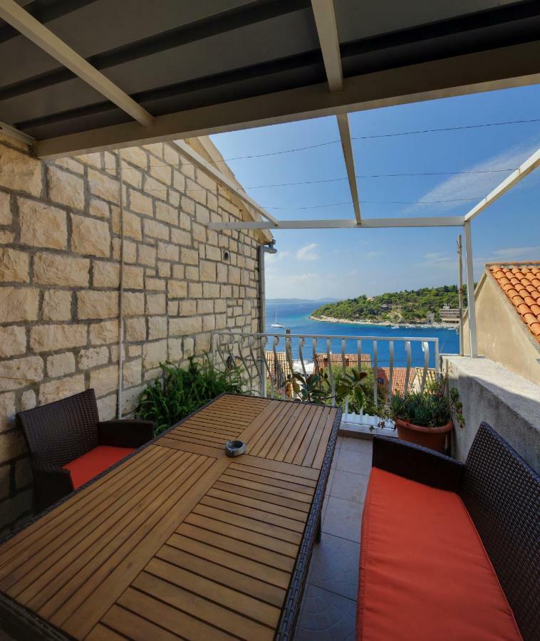 Rosso Hvar Town